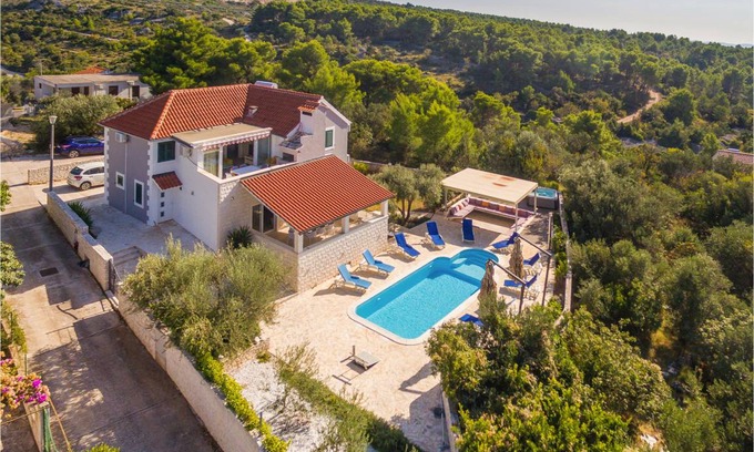 Milna (Brac) House | 200 m² House ∙ 6 bedrooms ∙ 12 guests