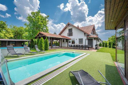 Aranyhegy-Uromhegy-Peterhegy Villa | 200 m² Villa ∙ 6 bedrooms ∙ 12 guests