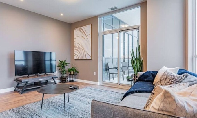 Hurontario Apartment | 2000sqf Penthouse close to Toronto Pearson Airportn