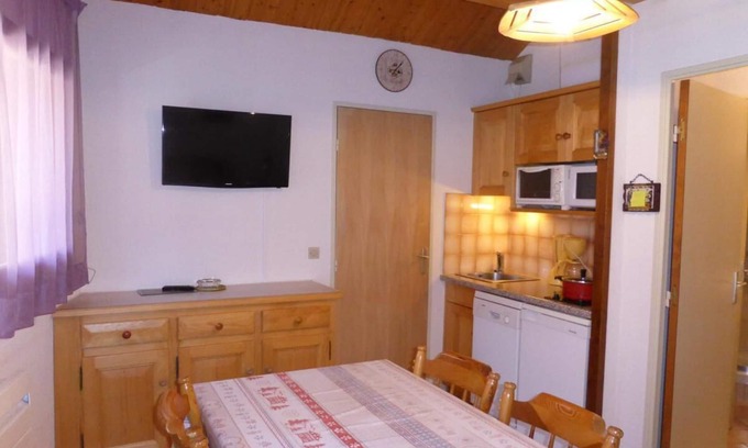 Les Contamines-Montjoie Apartment | 200m from ski slopes, 2nd floor, balcony, parking, tv, ski locker, 28m², Les Contamines-Montjoie