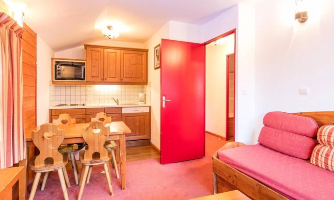 Valfrejus Apartment | 200m from resort center, fitness, swimming pool, sauna, tv, ski locker, 37m², Valfréjus