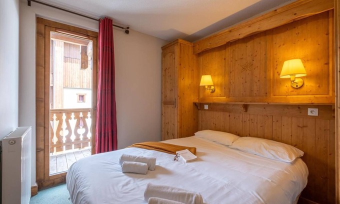Lanslevillard Apartment | 200m from resort center, swimming pool, sauna, hammam, balcony, fireplace or stove, parking, tv