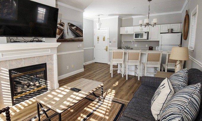 Delavan Lake Condo | 201 - Beautifully Renovated One Bedroom Condo Suite