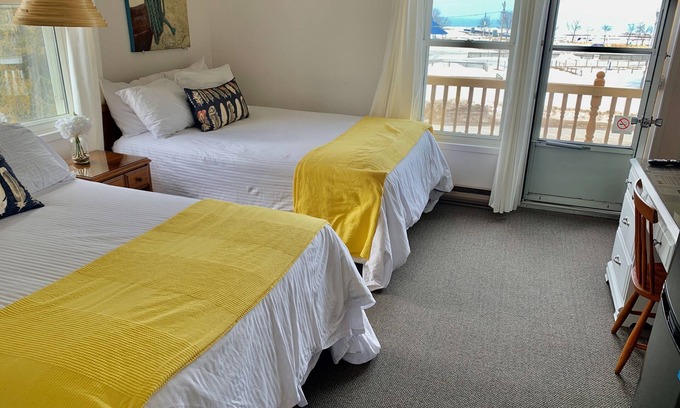 Port Elgin Hotel | 201 - Executive Rm Lake View- Balcony 2 DBL
