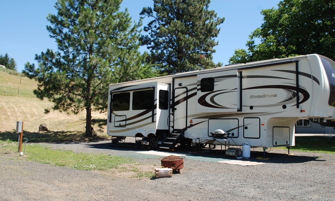 Lenore House | 2019 40' 5th wheel on quiet property in the country with spectacular river views