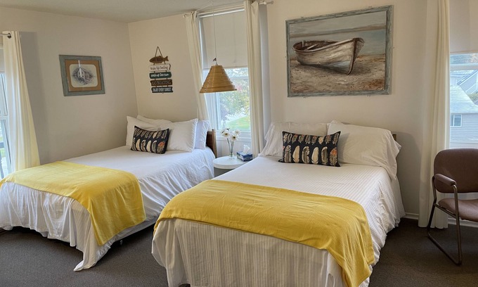 Port Elgin Hotel | 202 - Executive Rm Lake View- Balcony 2 DBL