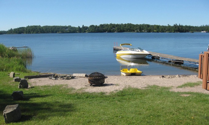 Keewatin Cabin | 2025 calendar now open! Beachfront - Lake of the Woods Kenora w/boat launch!