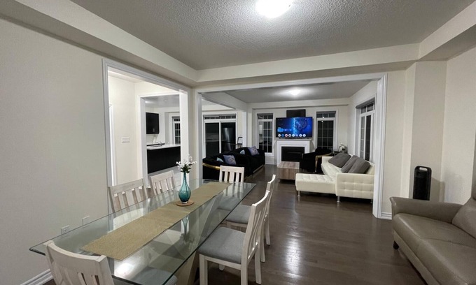 Brampton House | 202501 Stunning 6 Bed 3.5 Bath Corner Detached Home Away From Home