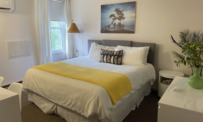 Port Elgin Hotel | 203 - Executive Rm -1 King Bed 2nd Floor