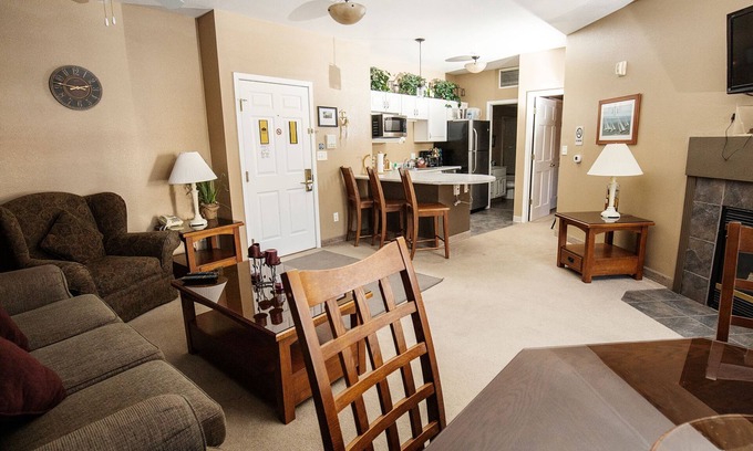Delavan Lake Condo | 204 - Charming One Bedroom Condo Suite