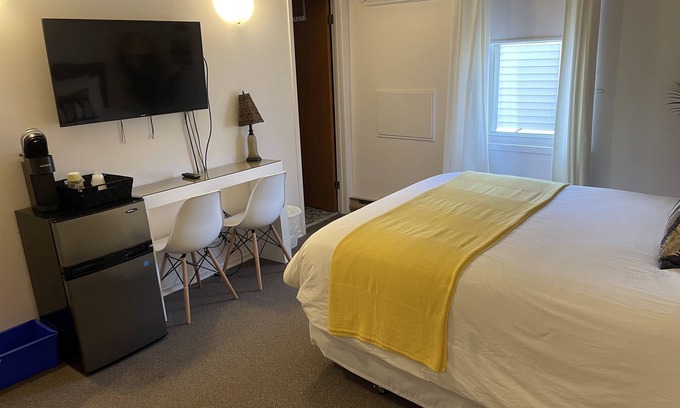 Port Elgin Hotel | 205 - Standard Rm 1 Queen Bed - 2nd Floor