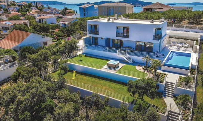 Seget Vranjica House | 206 m² House ∙ 4 bedrooms ∙ 8 guests