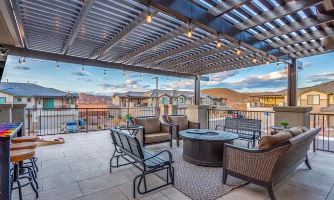 Hurricane House | 2065 Zion Village XBOX, TWO LIVING ROOMS, LAZY RIVER, SLEEPS 19, X-Box