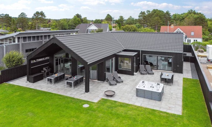 Vibæk Strand House | 209 m² House ∙ 6 bedrooms ∙ 14 guests