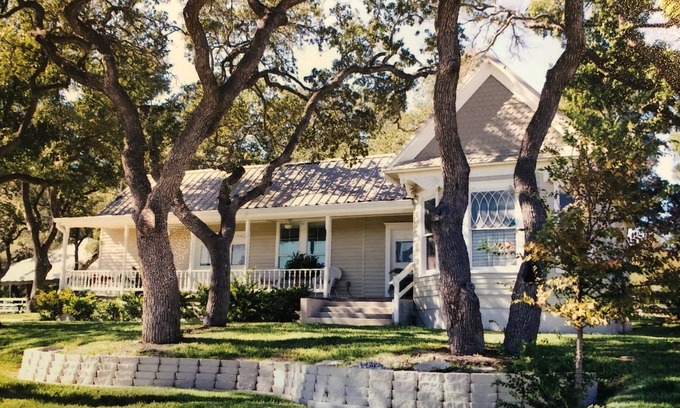 Walburg House | 20th century farmhouse in the Walburg community