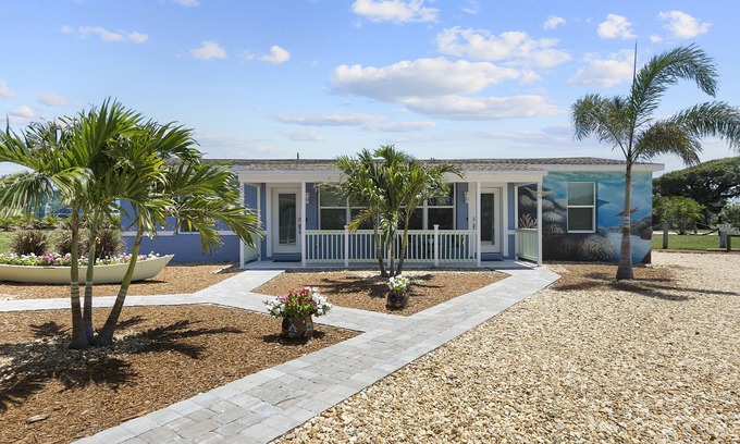 Convair Cove Apartment | 211 Turtle | King Bed | Beach Gear | 1 Block to Beach & Downtown | Dog Friendly