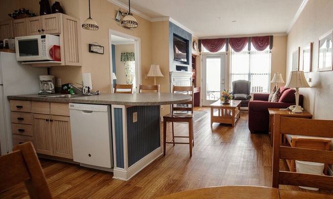 Delavan Lake Condo | 211 - Two Bedroom Lakefront Condo Suite