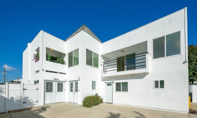 Santa Ana Heights House | 215 m² House ∙ 3 bedrooms ∙ 12 guests