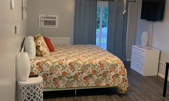 Summerlee Apartment | 215 Studio style room with king bed suitable for 2 adults. Free parking.
