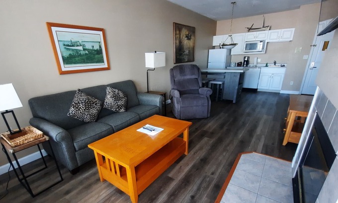 Delavan Lake Condo | 217 - One Bedroom Lake View Condo Suite