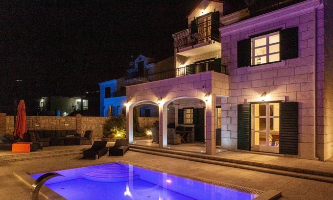Veliko Brdo House | 218 m² House ∙ 4 bedrooms ∙ 8 guests