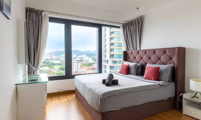 George Town Apartment | 218 Tropicana 3Bedrooms 2carparks 6-10pax