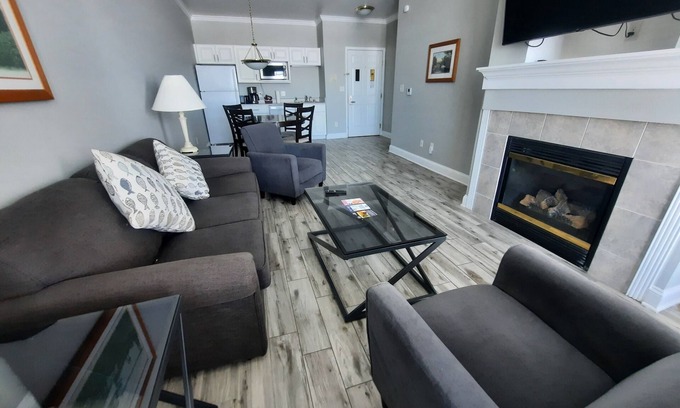 Delavan Lake Condo | 219 - One Bedroom Lake View Condo Suite