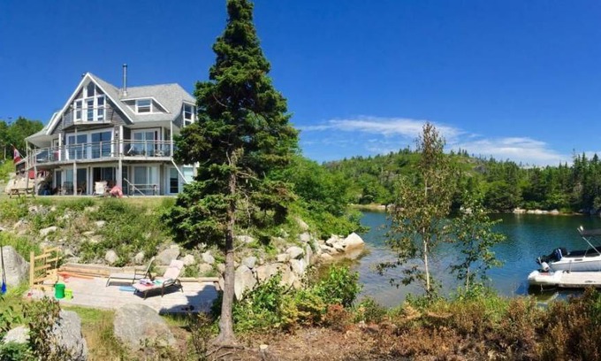 Halifax County House | 220 m² House ∙ 4 bedrooms ∙ 11 guests