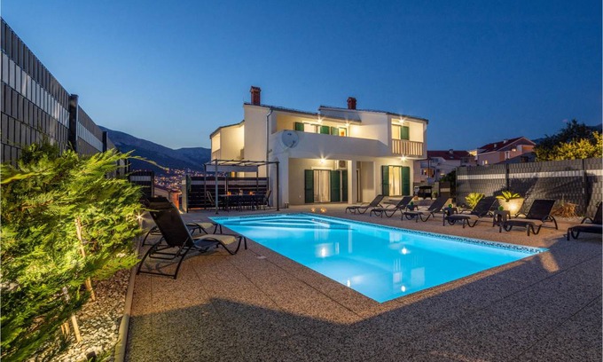 Solin House | 220 m² House ∙ 4 bedrooms ∙ 8 guests