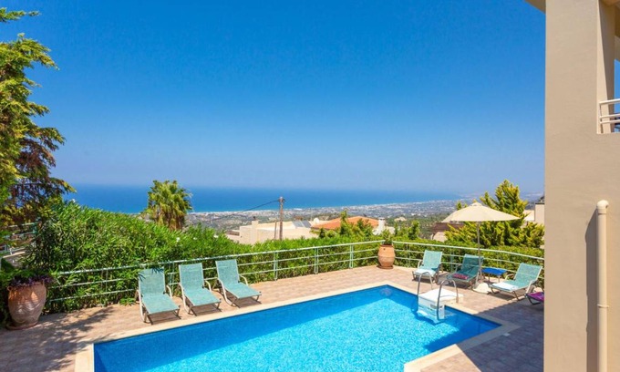 Roussospiti Villa | 220 m² Villa ∙ 4 bedrooms ∙ 9 guests