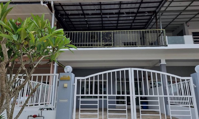 Sandakan House | 2200 m² House ∙ 4 bedrooms ∙ 10 guests