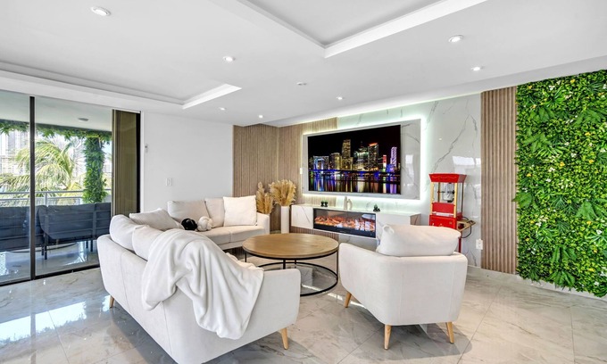 Hallandale Beach Apartment | 2200sqft² Waterfront Luxe Condo & Close to beach