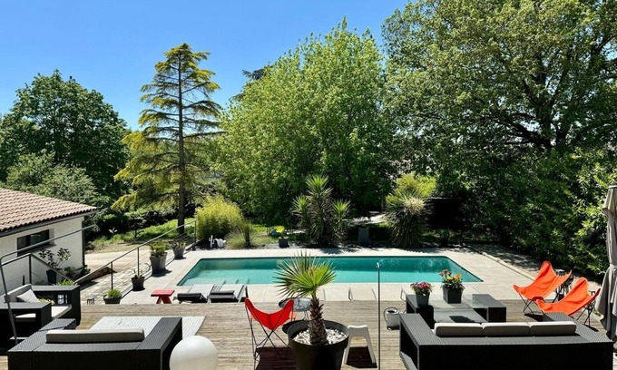 Lapeyrouse-Fossat Villa | 220m2 family villa for 12 people, barbecue pool & boules court