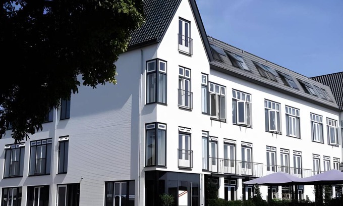 Aalsmeer Hotel | 221 m² Hotel ∙ 5 bedrooms ∙ 12 guests
