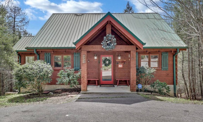 Gatlinburg - Pigeon Forge Cabin | 223 m² Cabin ∙ 4 bedrooms ∙ 10 guests