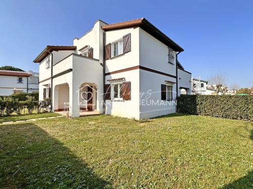 Porto Recanati Apartment | 225 - VILLAGGIO RIVA MUSONE Villa con portico e ampio giardino, climatizzata 200 mt dal mare, PULIZIA, BIANCHERIA E SPIAGGIA inclusa allo Chalet BEBO'S
