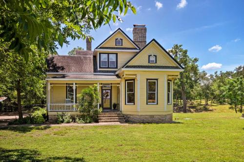 Hutto House | 23-Acre Victorian Farmhouse 30 Min to Austin!
