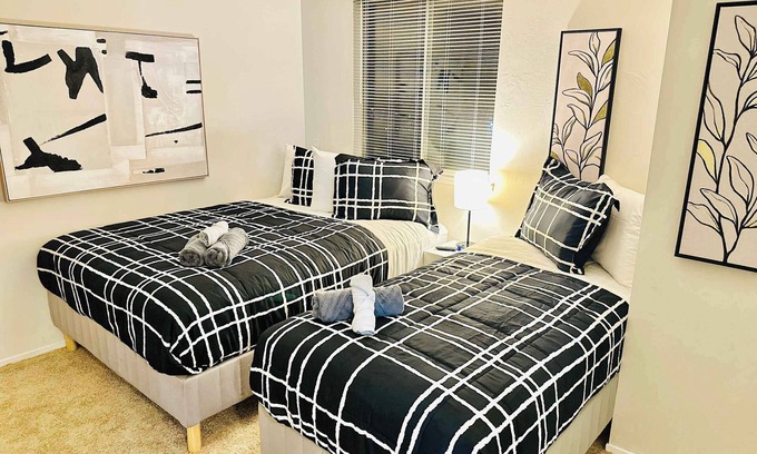 Sparks House | 23 Minutes To Tesla, 9 Beds