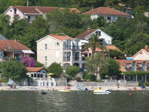 Orahovac House | 230 m² House ∙ 4 bedrooms ∙ 9 guests