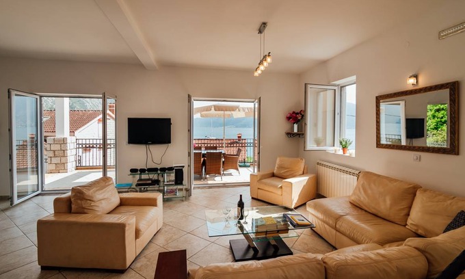 Orahovac House | 230 m² House ∙ 4 bedrooms ∙ 9 guests