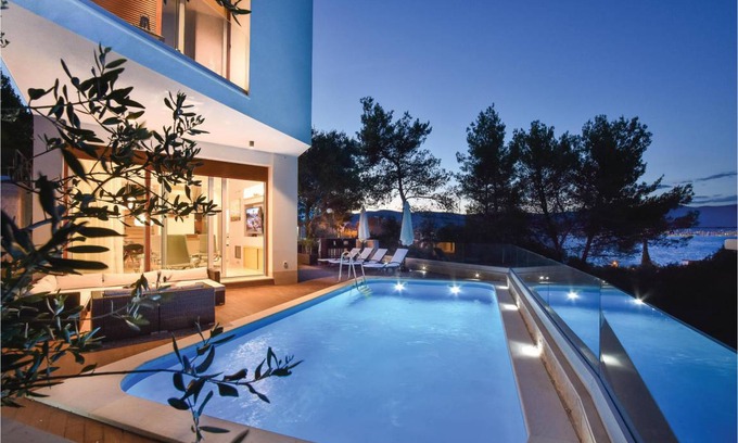Municipality of Trogir House | 230 m² House ∙ 4 bedrooms ∙ 8 guests