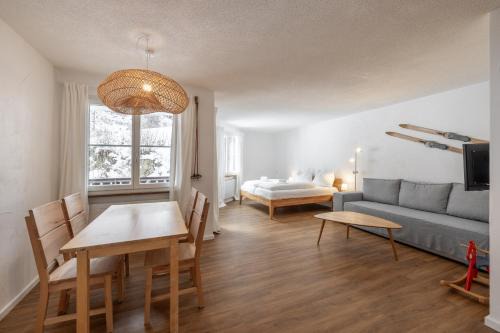 Vulpera Apartment | 2302 Charmante 2,5-Zimmer-Wohnung mit Suedbalkon und stilvoller Einrichtung