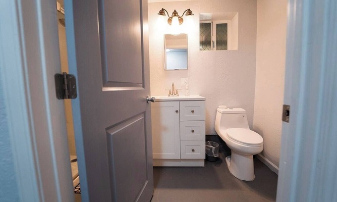 Central Berkeley Apartment | 2336C - Ground 2B1B Unit with Laundry TV near UCB