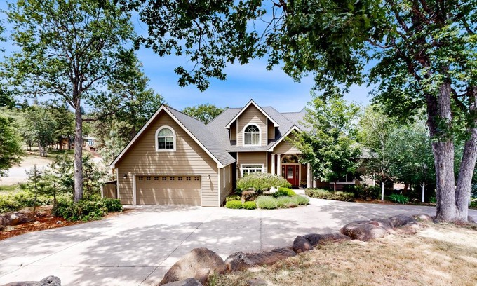 Klamath Falls House | 238 m² House ∙ 3 bedrooms ∙ 10 guests