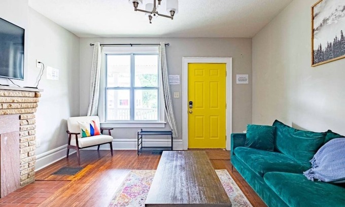 Old North Columbus House | 2394 Indiana (SIDE) · Perfect For Groups & Families-5 Bedroom Cozy Home
