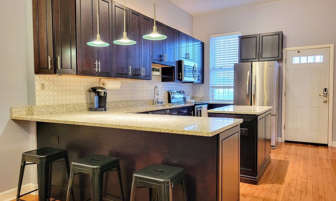 Chinatown Apartment | 23rd St - Modern 2 Bedroom with Parking - near McCormick Place, Chinatown