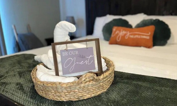 Bedford Hotel | 24/7 Entry Private Master En-suite bath & kitchenette