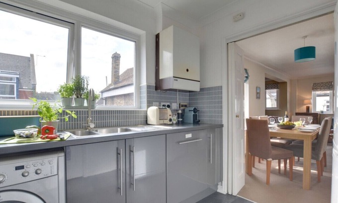 Sandwich House | 24 Aynsley Court - Three Bedroom Apartment, Sleeps 5