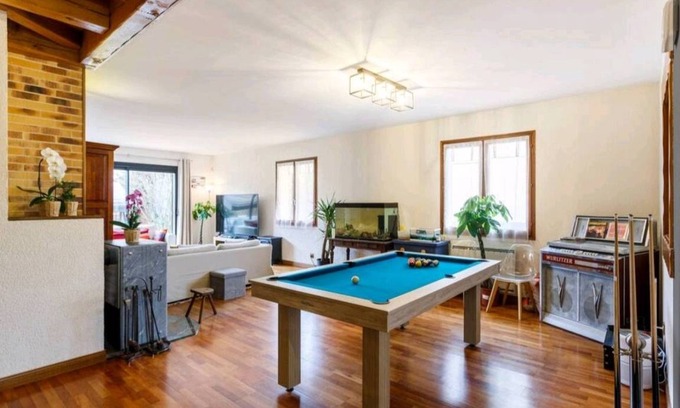 Corbeil-Essonnes House | 240 m² House ∙ 7 bedrooms ∙ 16 guests