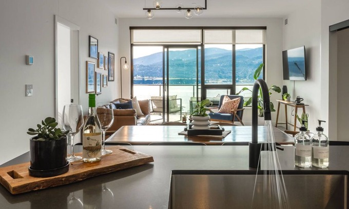 Downtown Kelowna Apartment | 24th Floor Panoramic Penthouse in DT Kelowna With Amazing Views; Huge, Brand-new